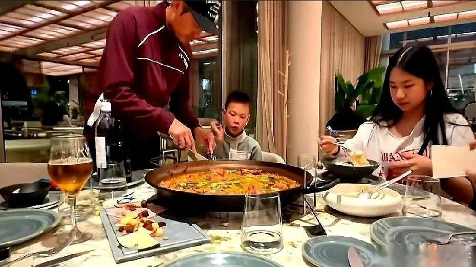 林丹和谢杏芳，这对冠军夫妇，已经分居很久了。一个在国内搞事业，一个直接放弃所有，