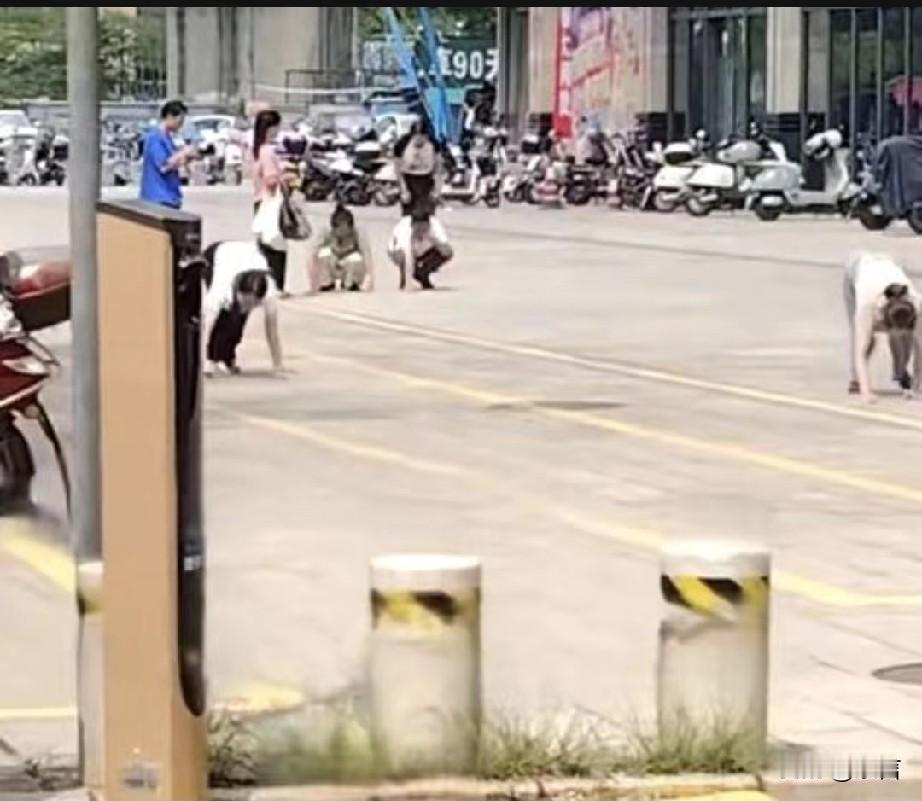 一家教育公司组织团建要求员工当街爬行学狗叫已经够奇葩了，但是最奇葩的是员工还都接