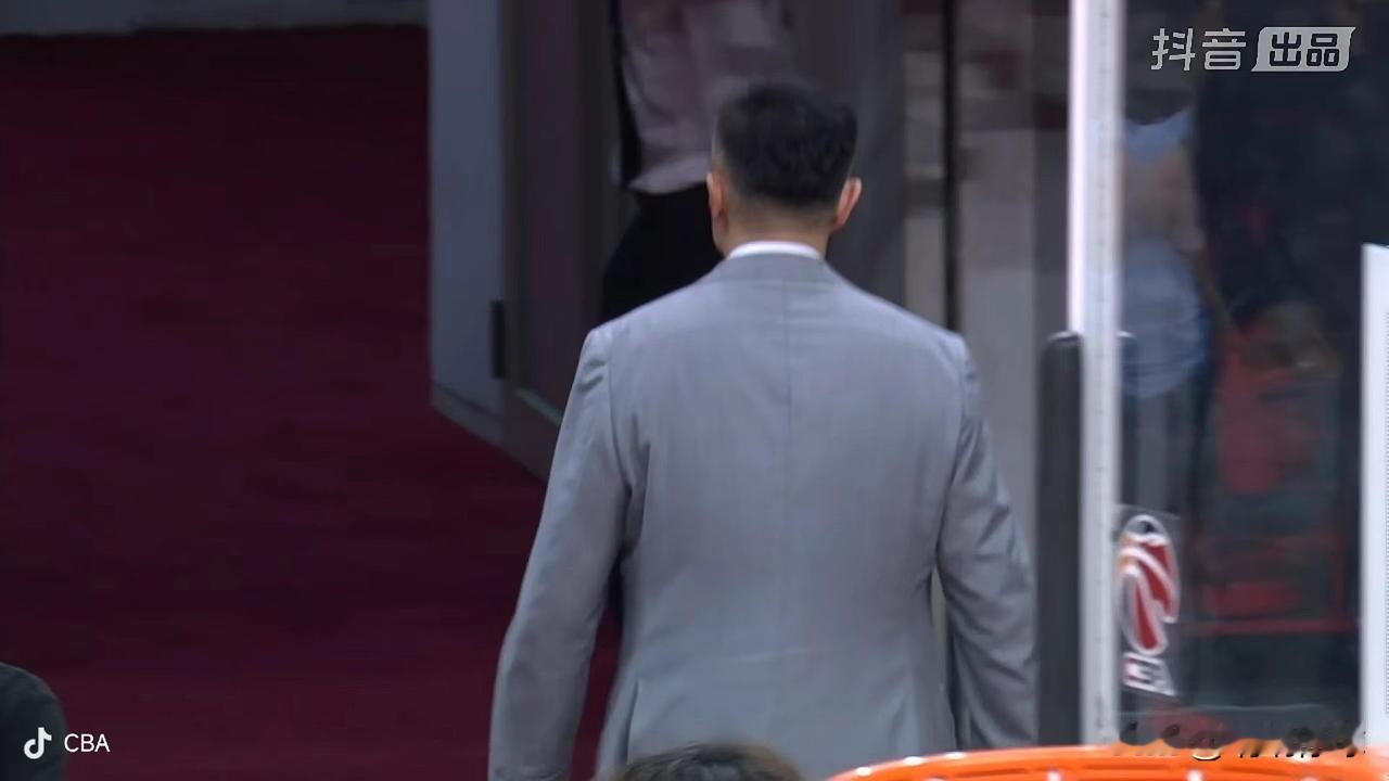 杜锋输破防了，赛后生气回更衣室，怪票房不给力

今晚广东季后赛首轮主场迎战广州龙