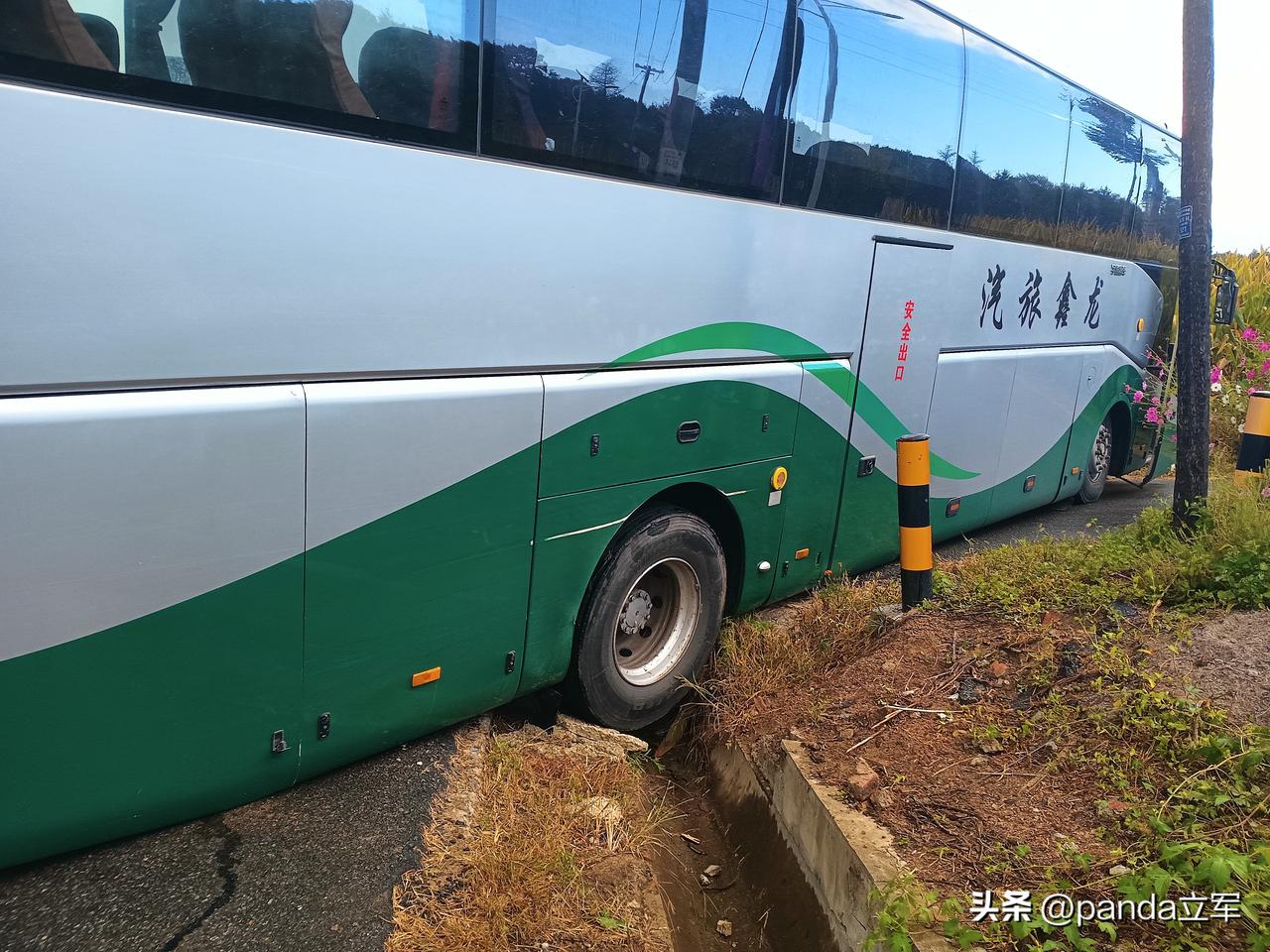 车轮卡在沟里
 在长春莲花山一农家饭庄吃完午饭，大巴车载着我们去采摘园。
车在村