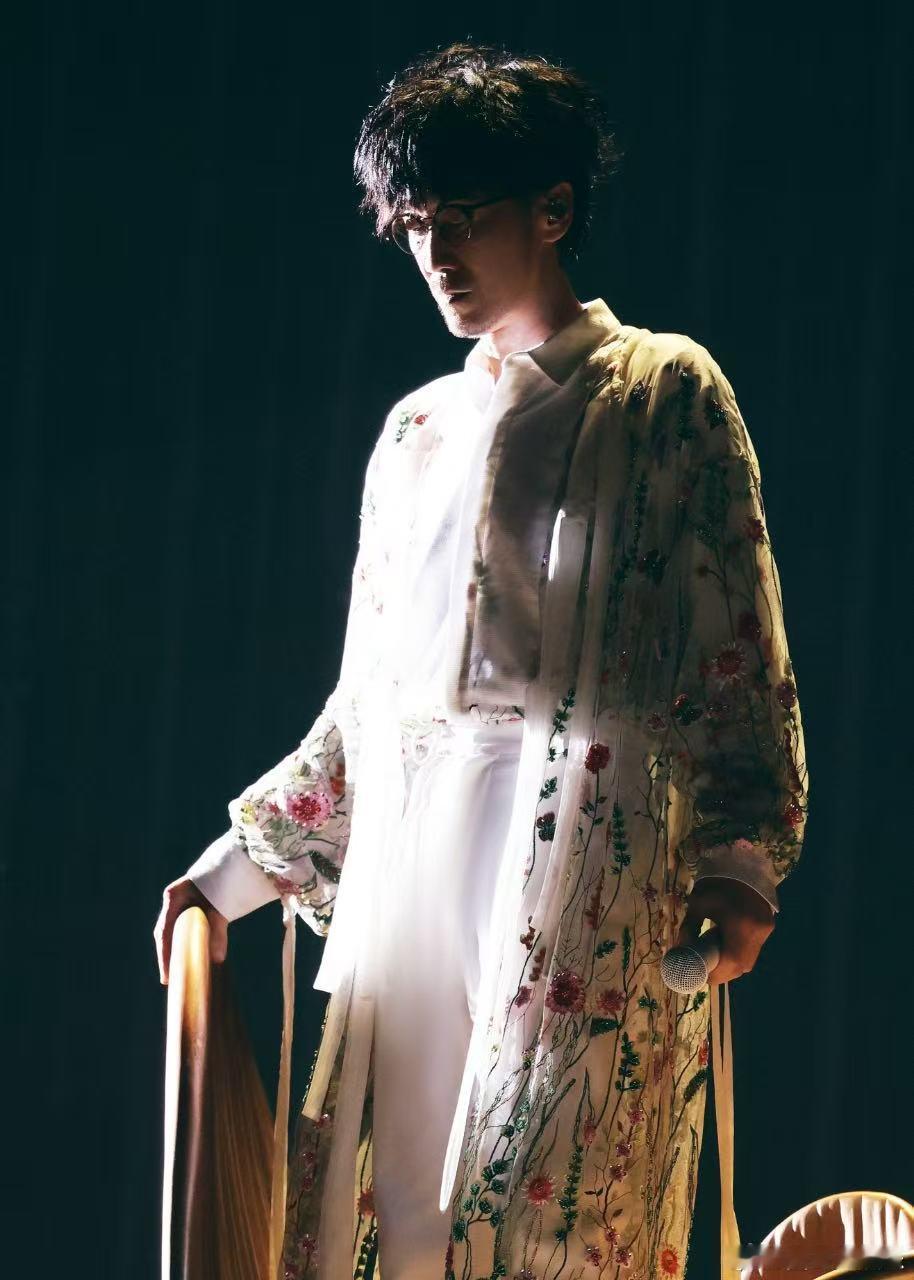 周传雄我的心太乱听碎了 破碎感神曲的巅峰当属《我的心太乱》，深爱却渐行渐远的无力