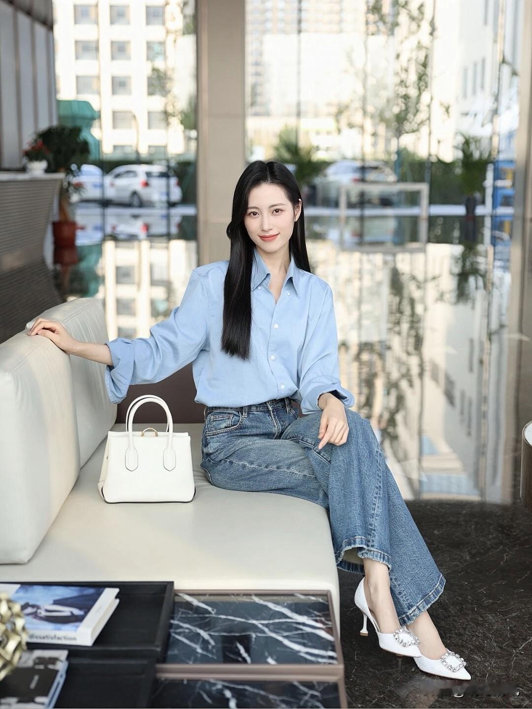 牛仔裤拍照我悟了！原来一双高跟鞋才是灵魂

翻到旧照片，发现穿牛仔裤最显气质的姿