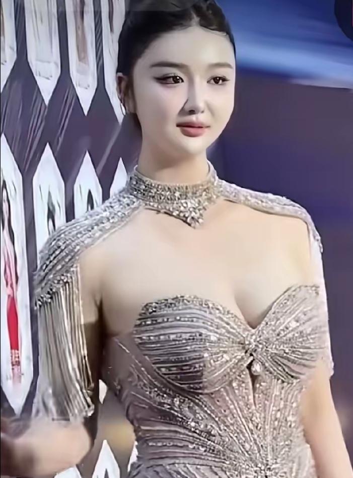 说实话，看到陈蕾娜第一眼，谁不惊叹一声！183cm的身高，五官精致，身材高挑，还