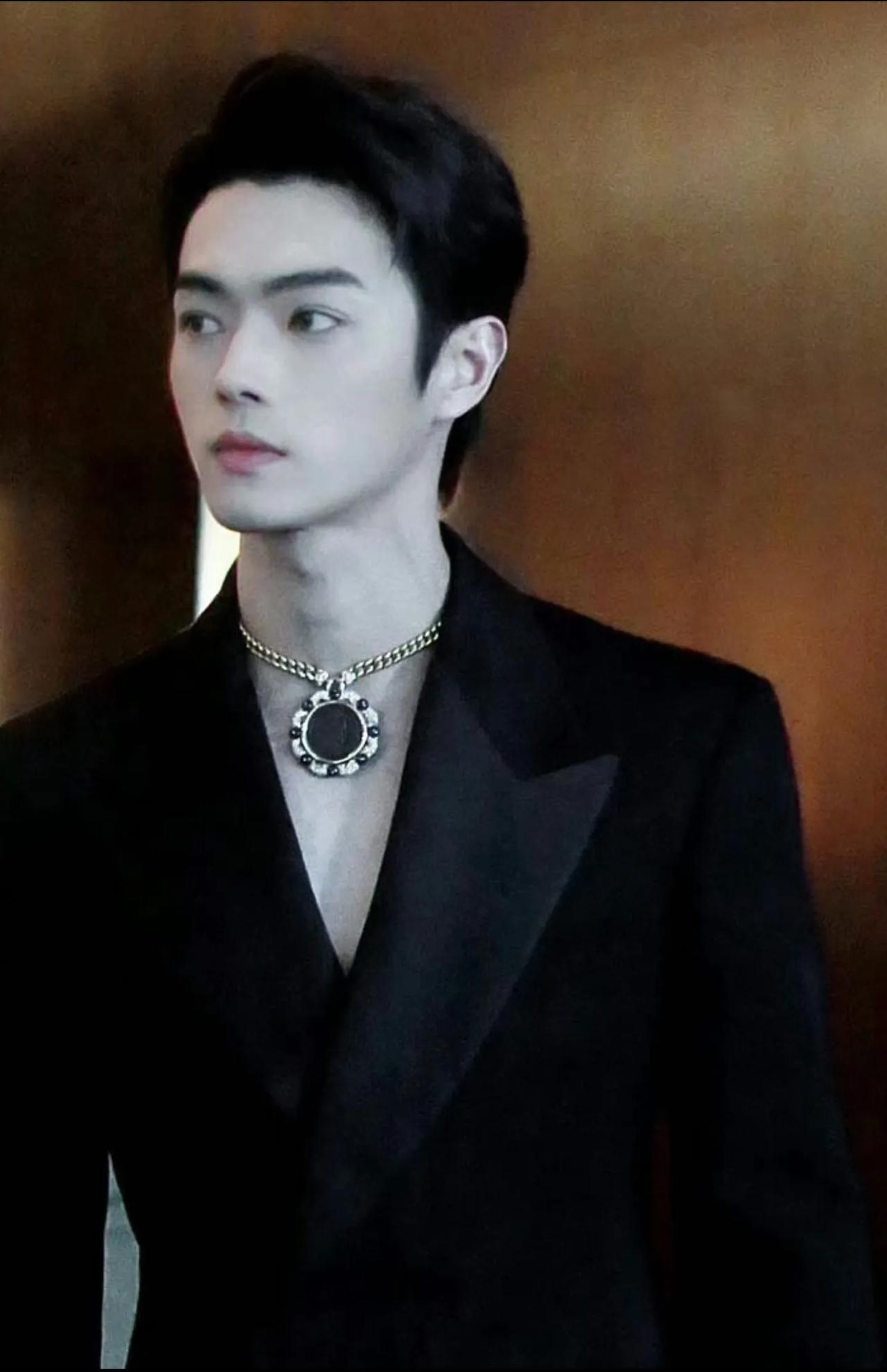 男演员许凯出席活动戴得这个项链有些太夸张了吧，把个宝石大得过分，感觉已经超过了装