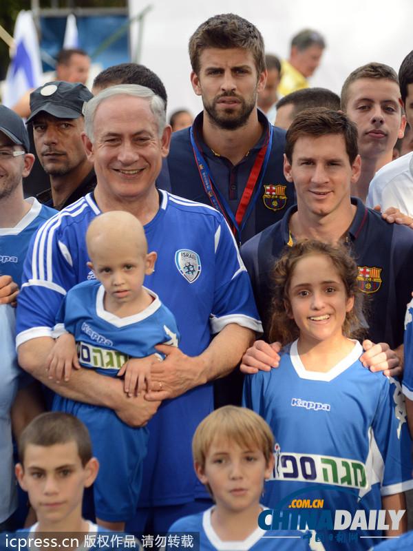 一身蓝衣的内塔尼亚胡和孩子们在一起，他笑得很灿烂，他的长相其实很显年轻。一旁的梅