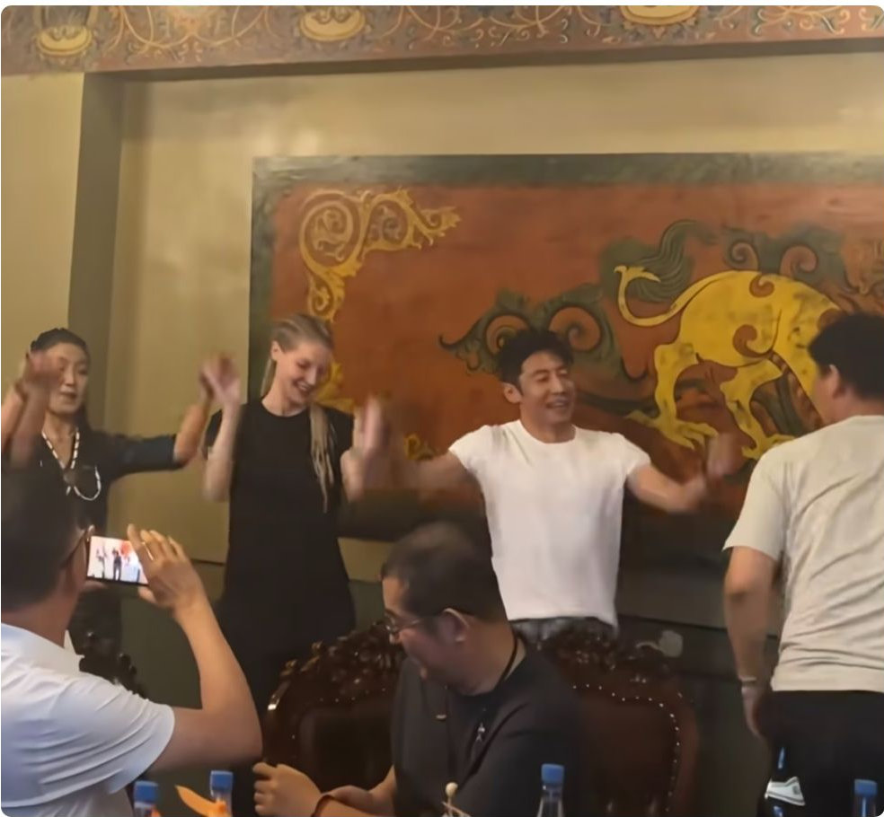 50岁撒贝宁与妻子现身西藏旅游，在火锅店跳舞，没有大牌明星架子 