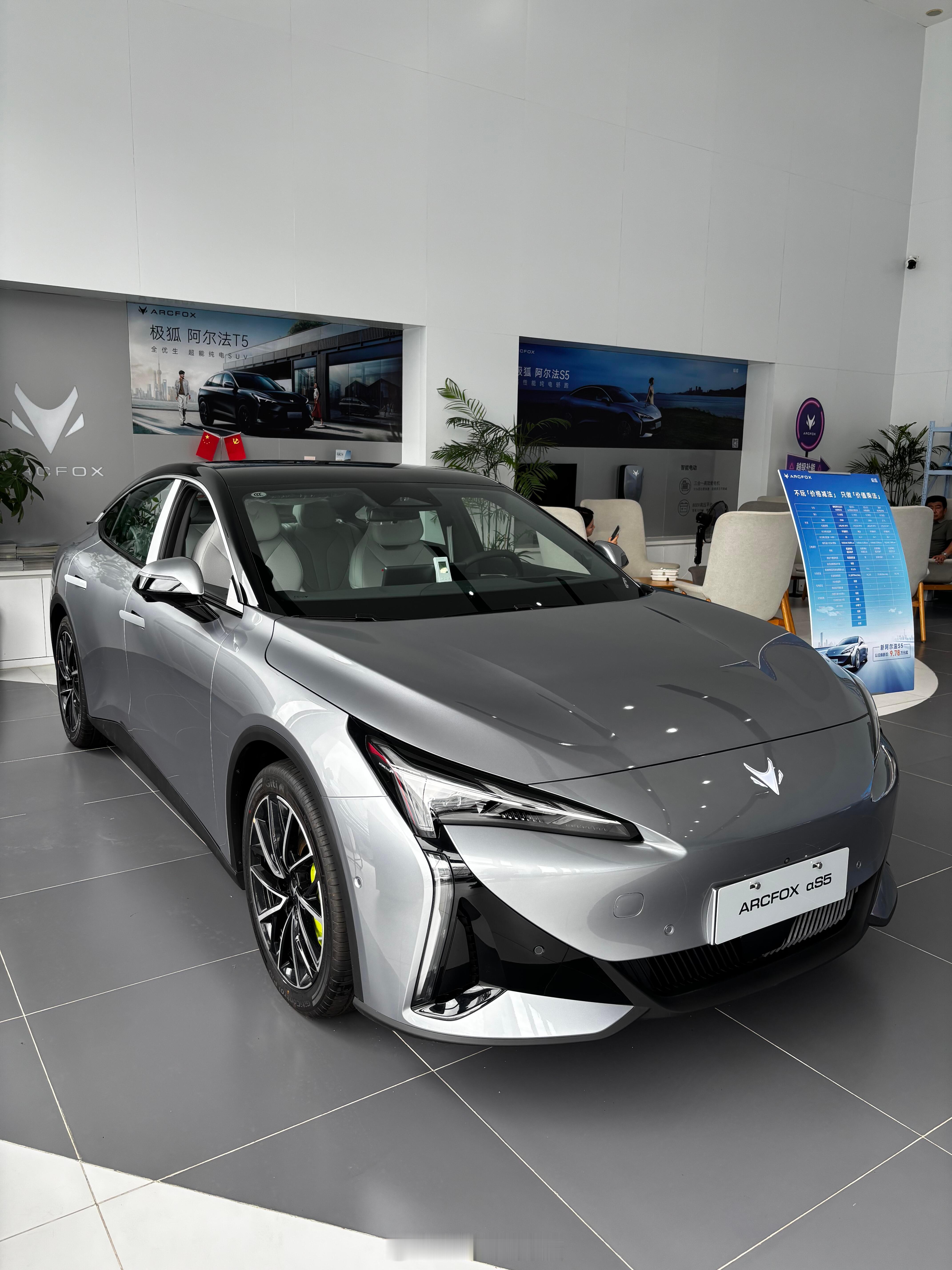 副驾座椅带红外理疗功能，坐着能缓解疲劳，还有石墨烯加热垫和腿托加热，冬天特别舒服