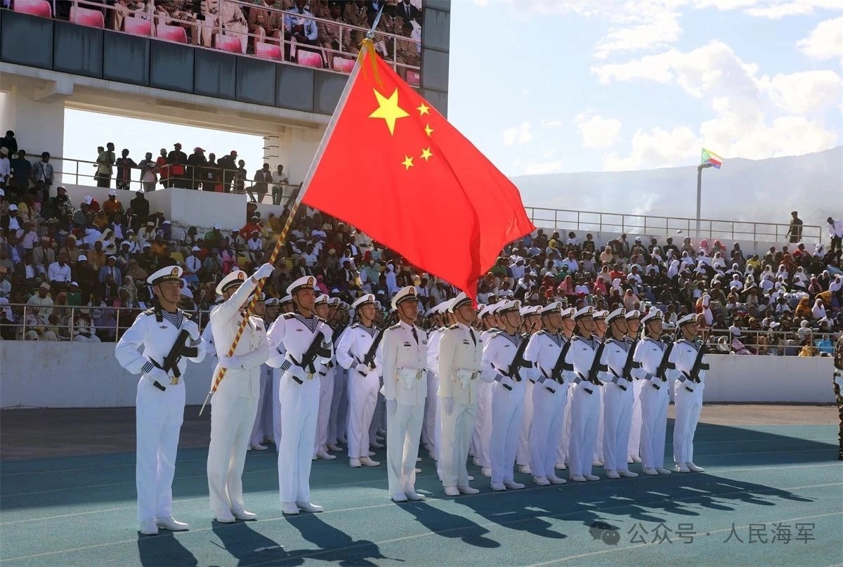 中国人民解放军驻吉布提保障基地分队参加科摩罗独立50周年阅兵活动（人民海军）烽火