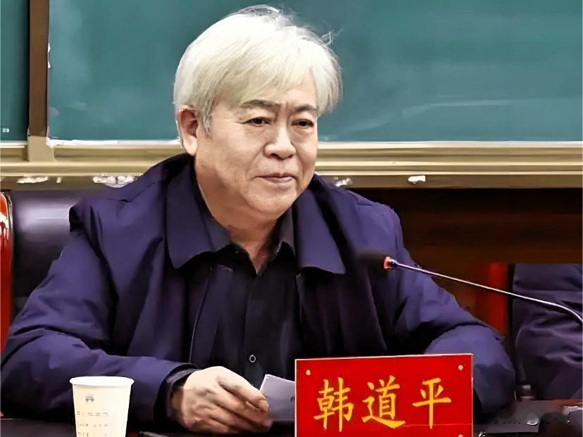 今天河南商丘的韩道平又上了热搜
他长期在教育、体育等领域深耕
曾当过商丘市回民中