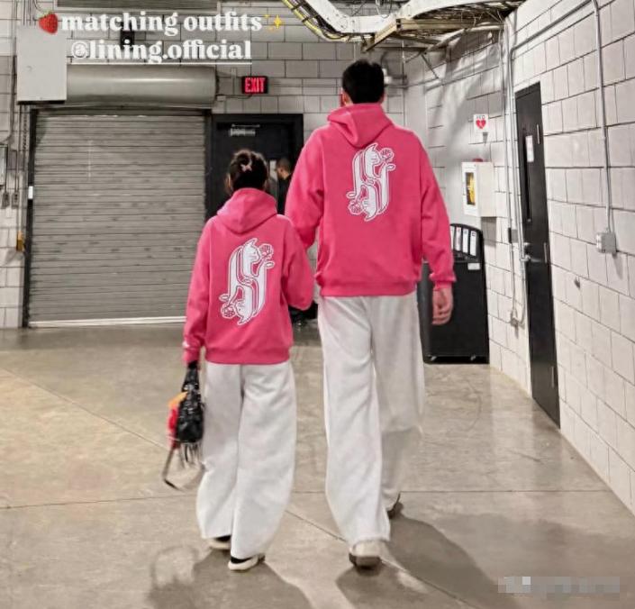 如胶似漆，杨瀚森女友又撒狗粮了。最近杨瀚森女友在社媒晒出了同框的情侣套装，她和杨