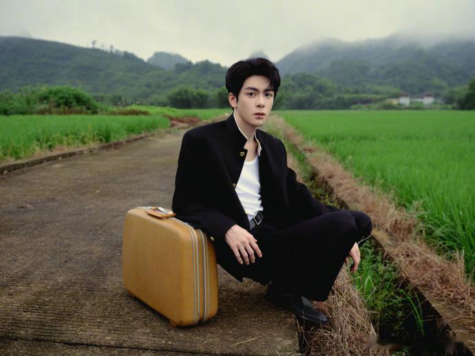 曾舜晞从吴老狗嫩成了吴邪 不得不感叹曾舜晞的状态太神奇，扮吴老狗的时候自带岁月厚