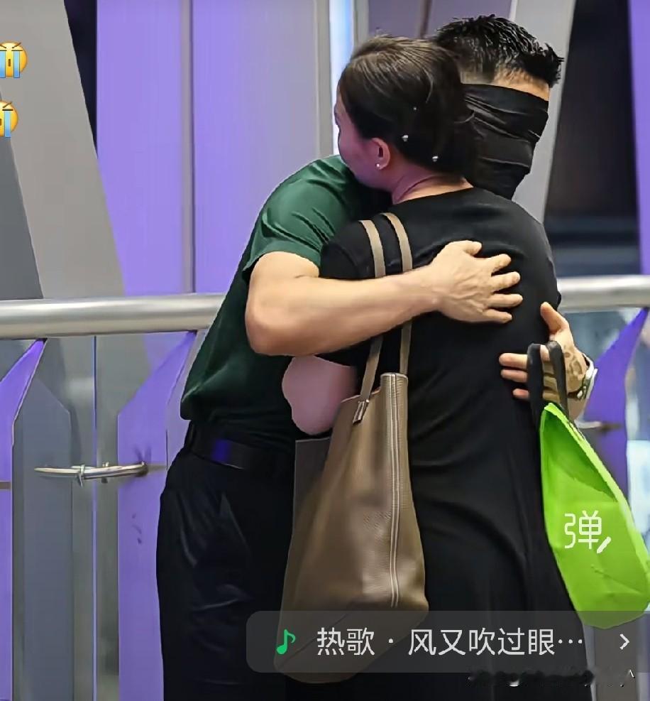 我的痛苦早已超出我能承受的极限，却只有我自己知道。我快要碎了，从心理到精神到肉体