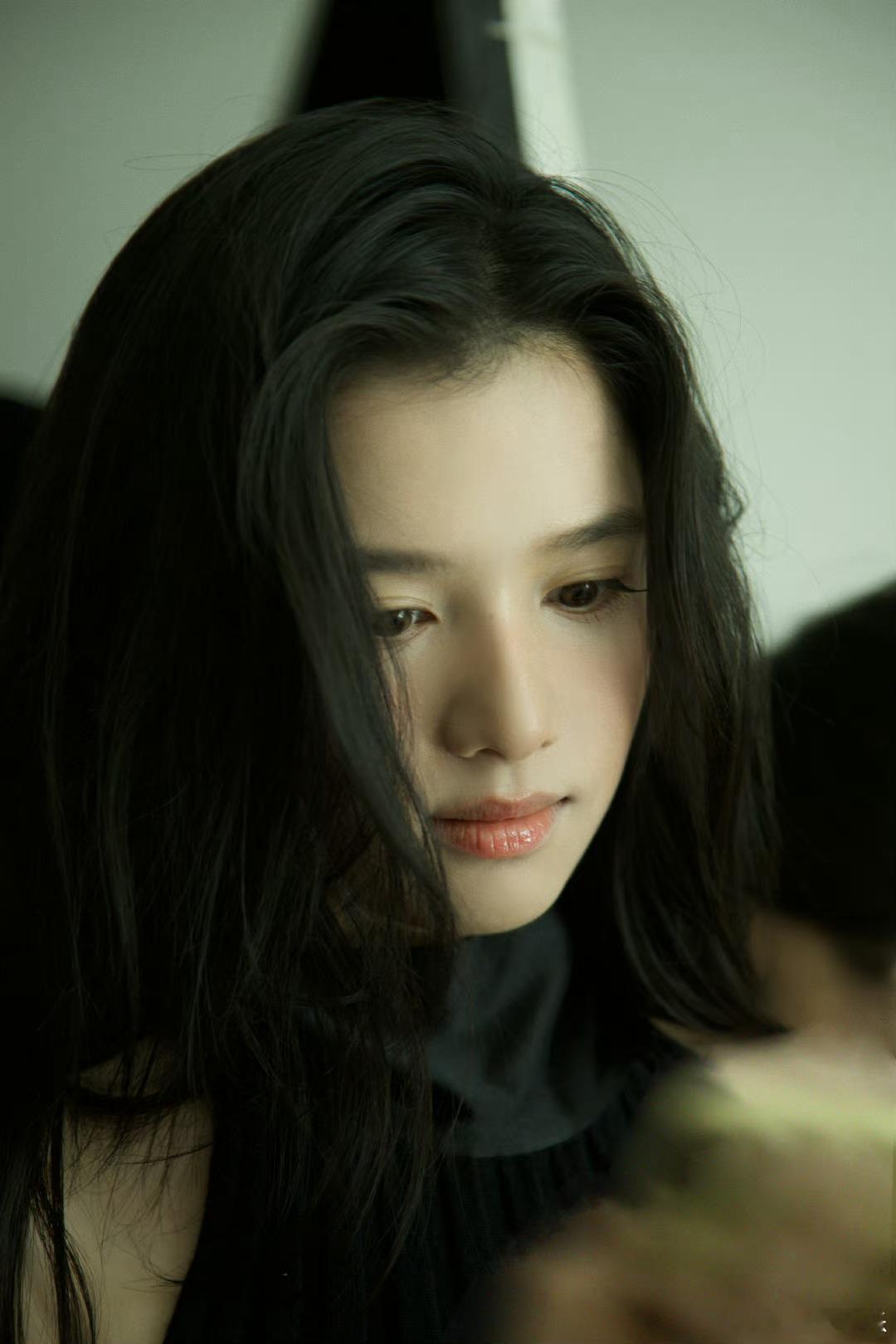 #张婧仪剪影A感# 张婧仪夏日随拍，淋雨拍摄的小张，湿发比耶好可爱呀，喜欢小张的