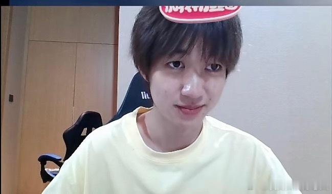 一点开直播间看见这个瓜皮头我这边也是懵逼了 