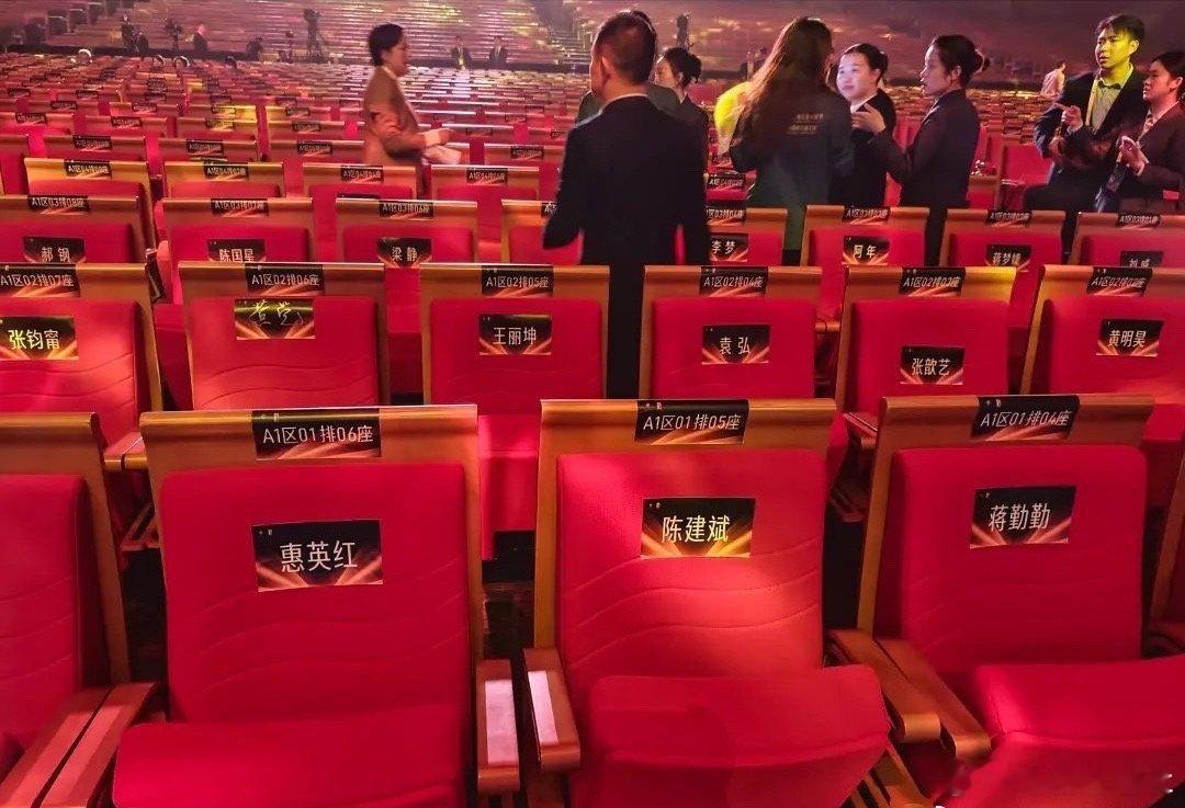 金鸡奖颁奖典礼红毯直播，谁坐袁弘前面？这对我很重要！袁弘金鸡奖吉祥物历年战绩，黄