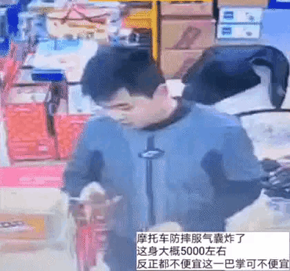 大妈这一巴掌真厉害，小伙差点变身了[机智]