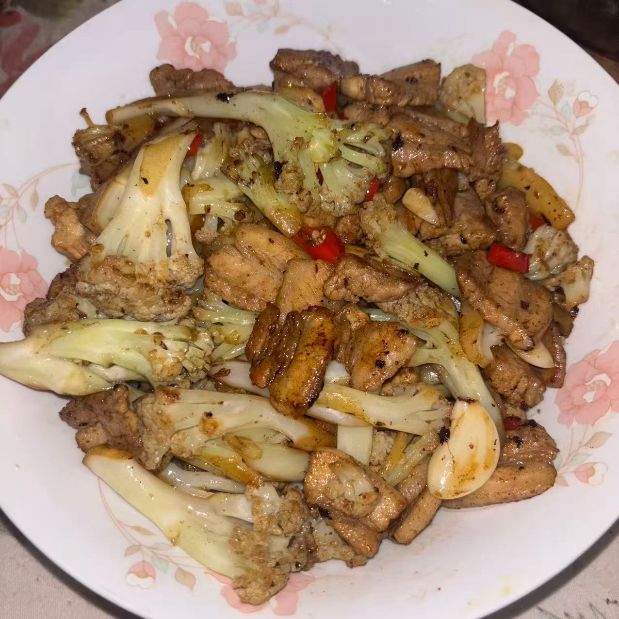 欢迎关注本来老六我家金太阳 今天是干锅花菜，太阳说这个菜的关键是【上蒸下煮】先煸