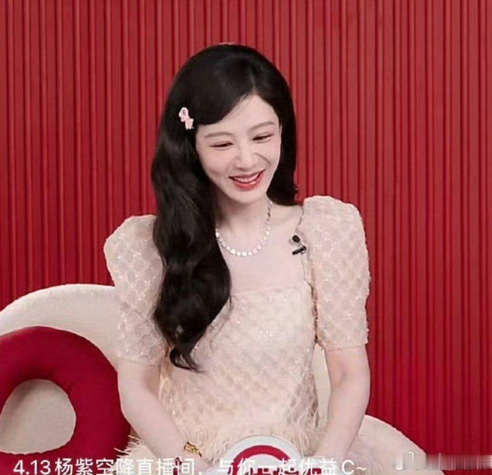 杨紫工作室 郭金金粉丝对化妆师吐槽了，说眉毛画的不好看，这不行那不行，粉丝眼中和