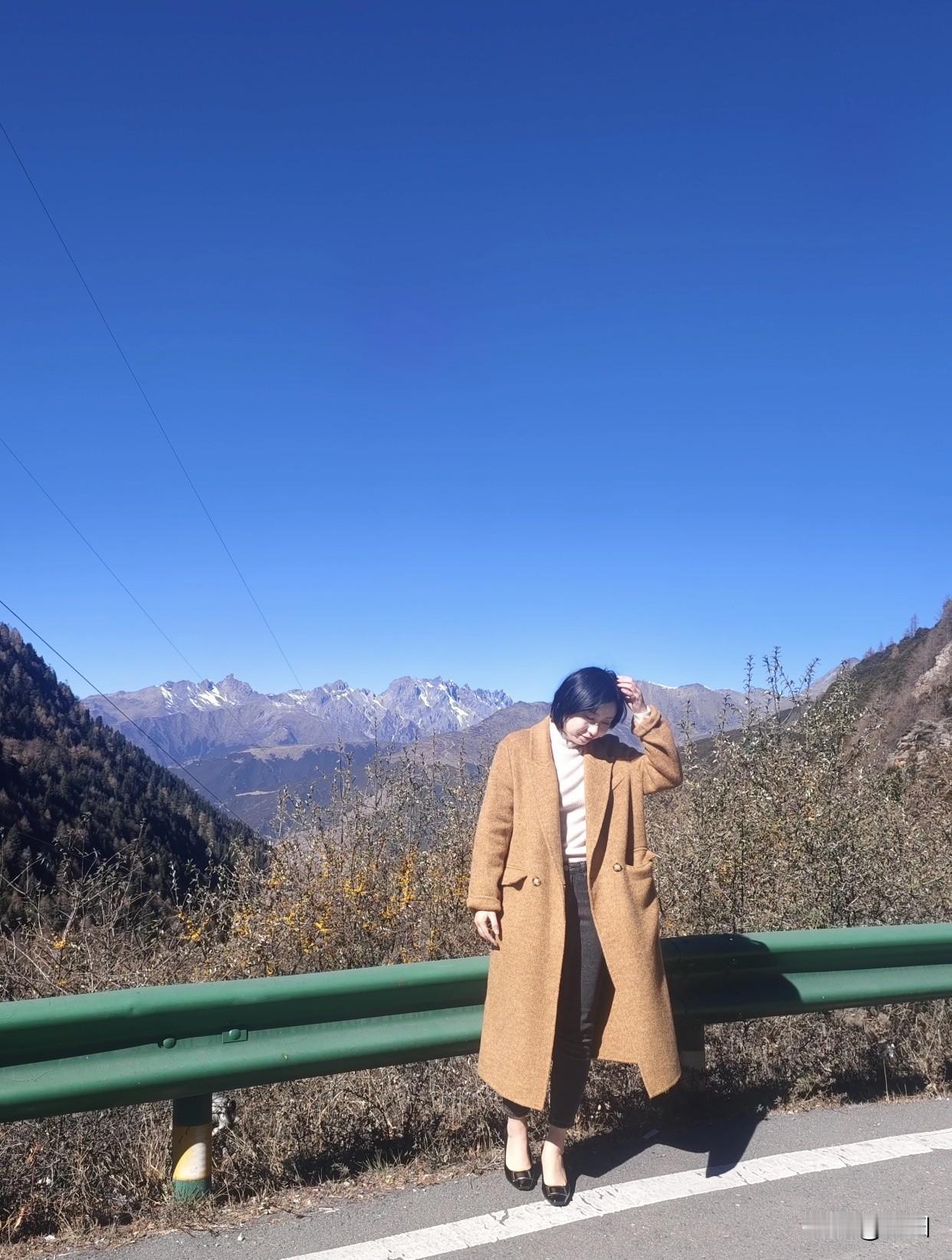 你喜欢怎样的日常穿搭呢站在山巅，俯瞰群山，感受大自然的壮丽与宁静。米色大衣彰显成