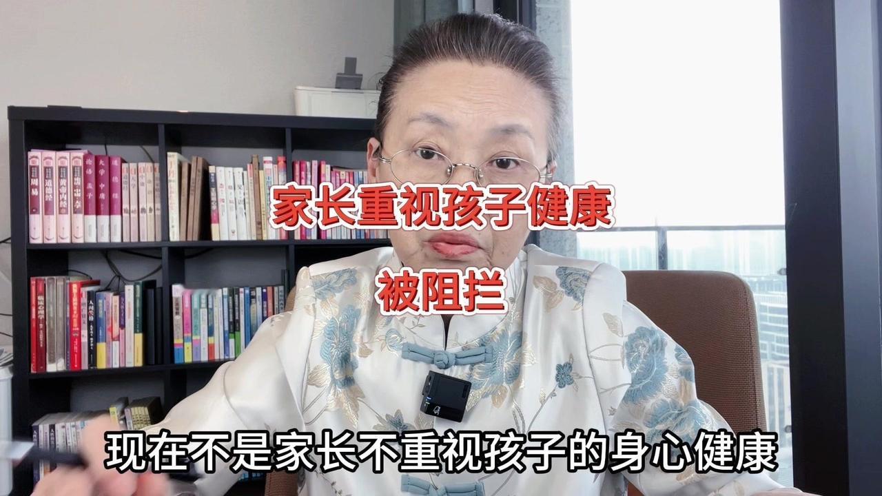 📌留言1：
孩子发烧39度8，也得去上学。
📌留言2：
孩子病了没去上学，老