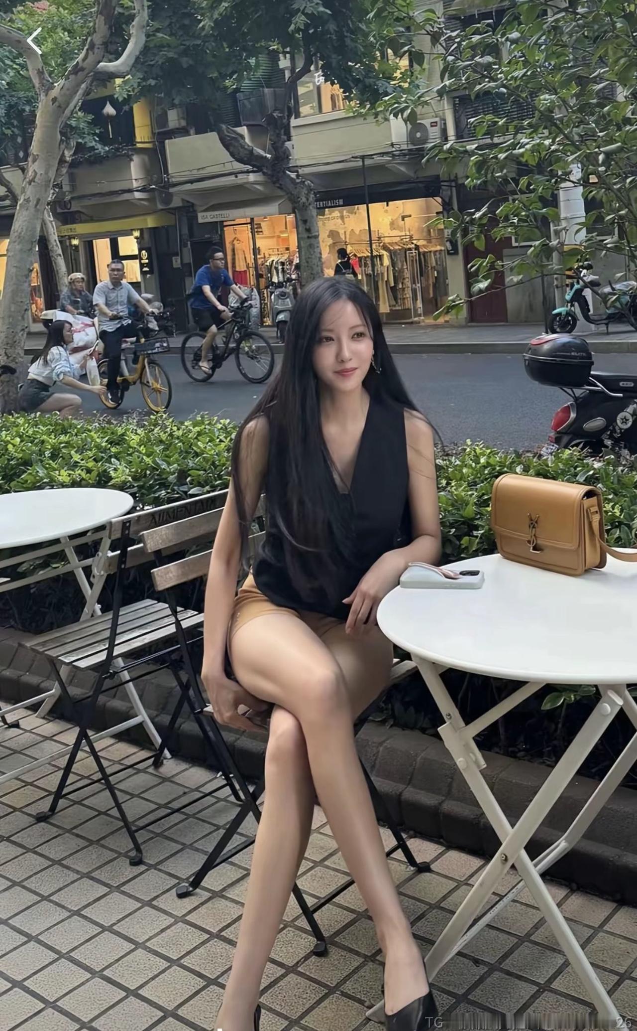 判断相亲对象适不适合结婚，有几个点得留意。
先看突发事件时对方的反应。比如一起旅