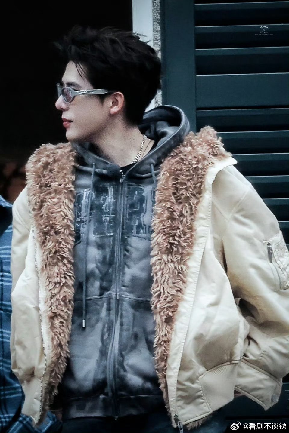 王安宇现在就出发意大利路透，王哥在破碎感这块还是有点口碑的，镜头一转就从痞帅型男