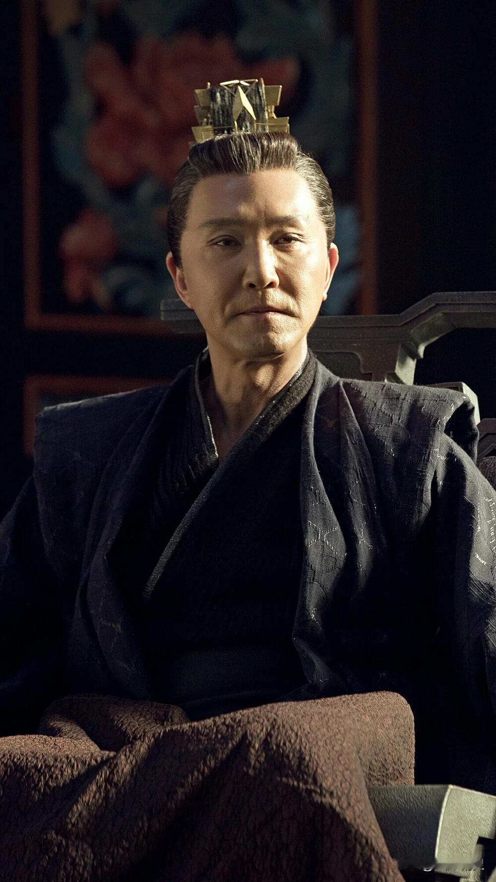 陈萍萍——范闲的干爹，检察院的院长，
他的任务就是保护范闲，为叶轻眉报仇。

从