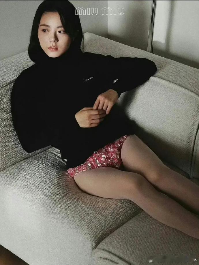 原来赵今麦那条四万多元的钻石短裤，杨幂和鞠晓雯也穿过，为什么就只有赵今麦被嘲呢？