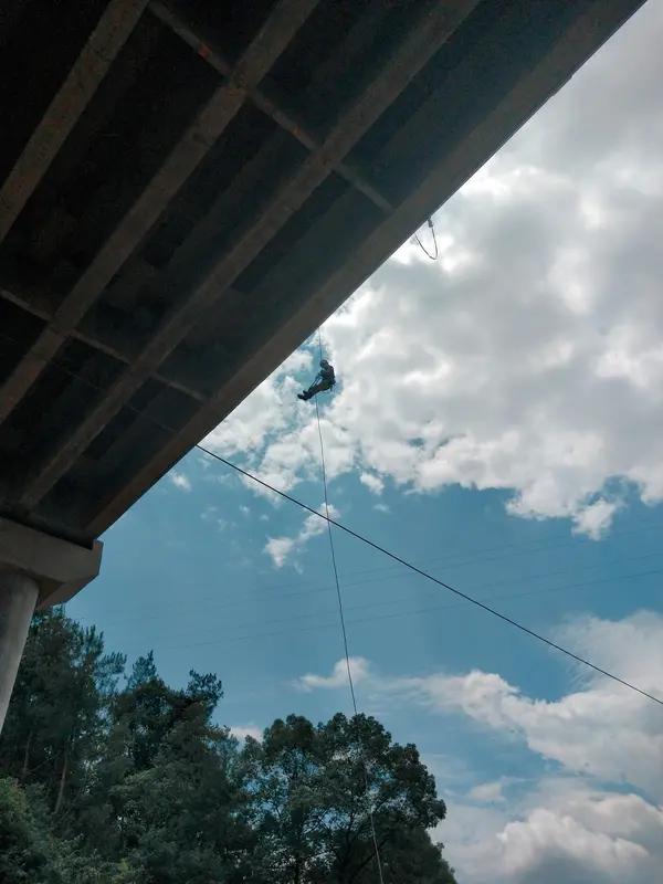 要说武警官兵训练里最危险的项目，那高空索降绝对算一个。想象一下，从几十米高的地方