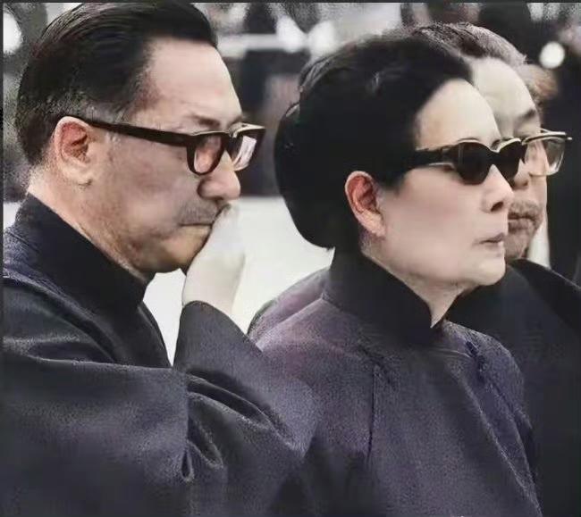 七十年代，蒋介石去世时，葬礼上的宋美龄！看的出来很伤心！因为蒋介石一旦去世，就意