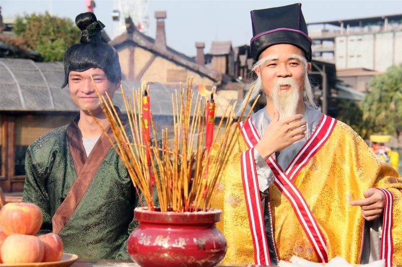 灶王爷，本姓张，
骑马挎枪奔上苍。
面见玉皇把话讲，
美言几句降吉祥。
上天专把