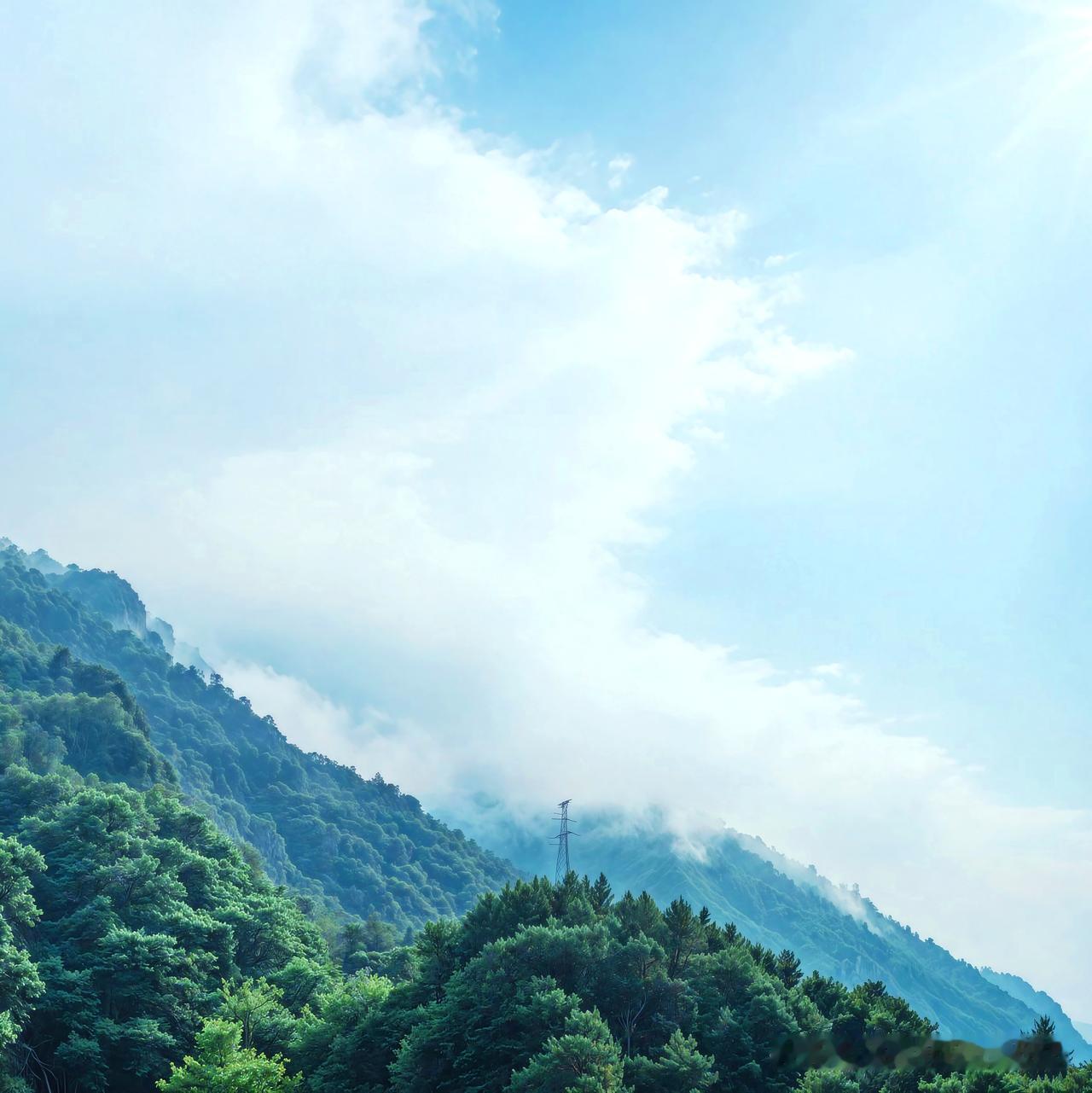 山间云雾缭绕的景色，简直美到犯规！就像贵州黎平黄岗村，雨后初霁，延绵梯田、劳作农