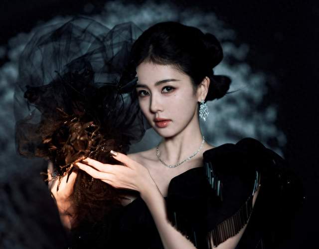 白鹿芭莎红毯黑天鹅造型，冷艳感拿捏得刚好