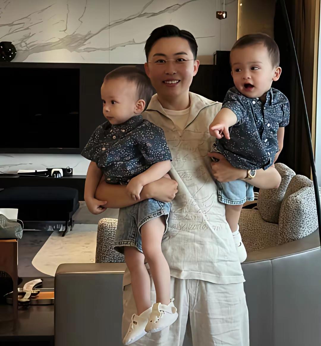 男女为啥都羡慕叶海洋？男人眼红他不用娶妻却儿女双全。既能挣钱养家，又儿女相伴。女