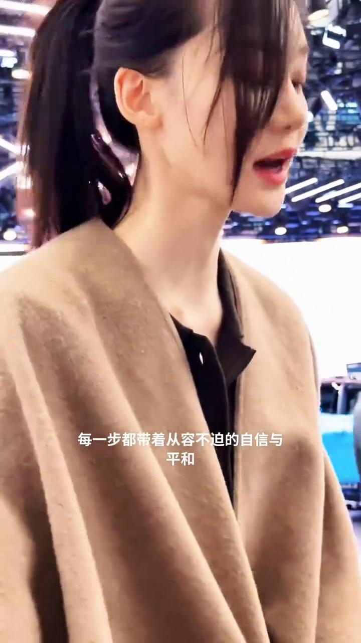 每一步都带着从容不迫的自信与平和。