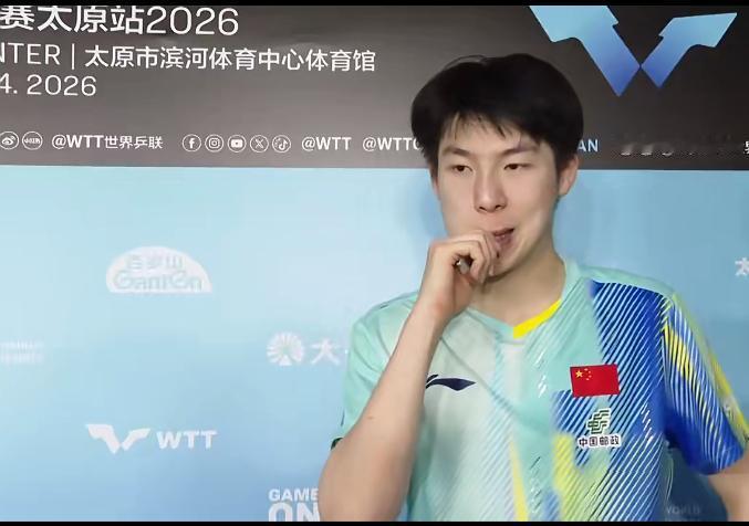 一位可以赢外协强者的乒乓球短发小将，
一日争夺2冠，
却落选世乒赛比赛资格。
