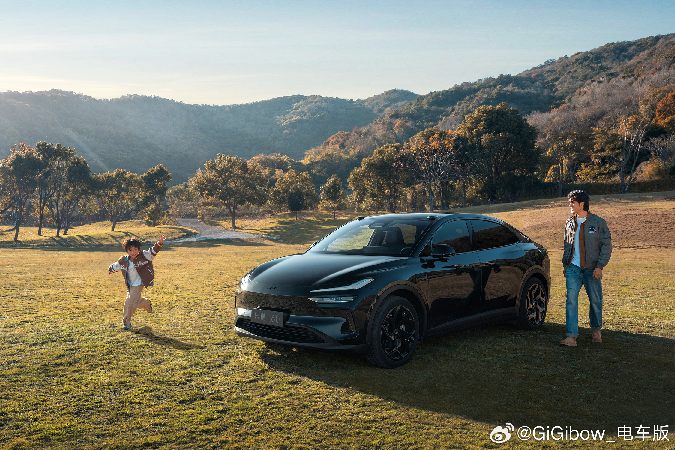 今天突然看到，乐道L60黑骑士版回归了又翻出来了之前和黑骑士版本的合影朋友都说这
