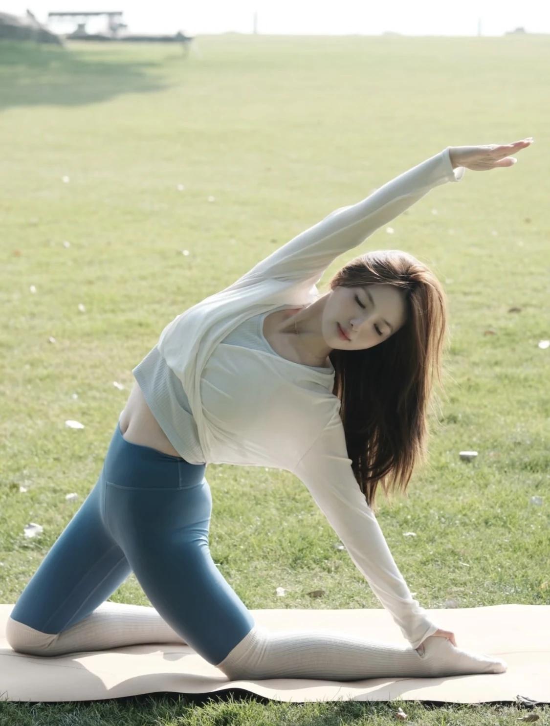 爱运动的美女是不是更有魅力?
运动让自己充满活力，魅力，动力。瑜伽不仅仅锻炼身体