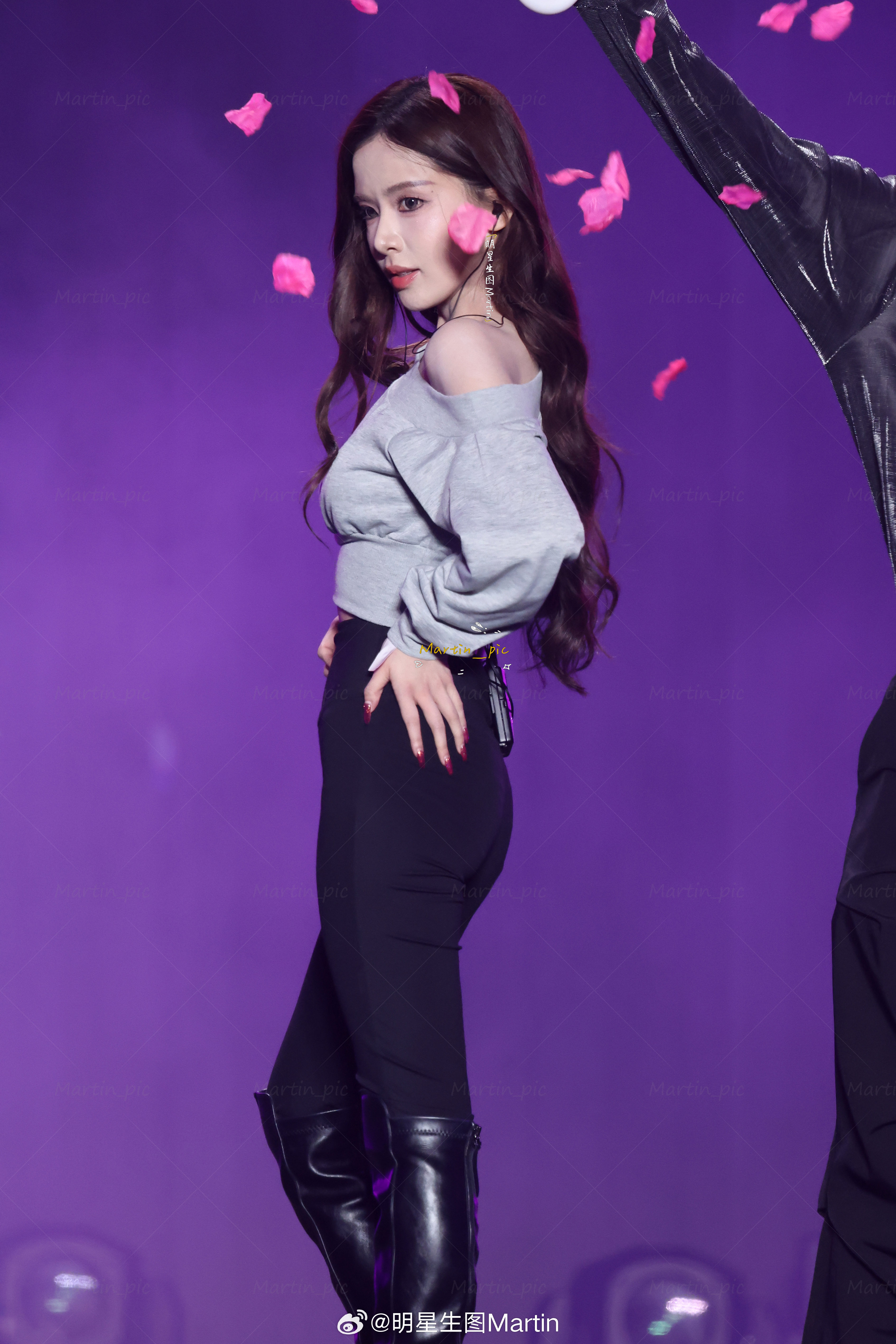 迅猛龙特蕾莎  迅猛龙 抖音晚会彩排生图掉落~期待今晚的idol 龙！！迅猛龙特