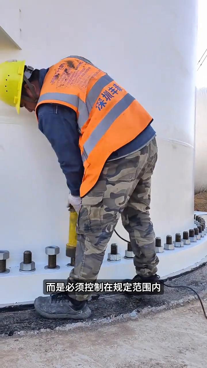 风电绳拧螺栓。
为什么这么大的风电螺丝工人要用绳子慢慢拧，而不用电动工具看起来又