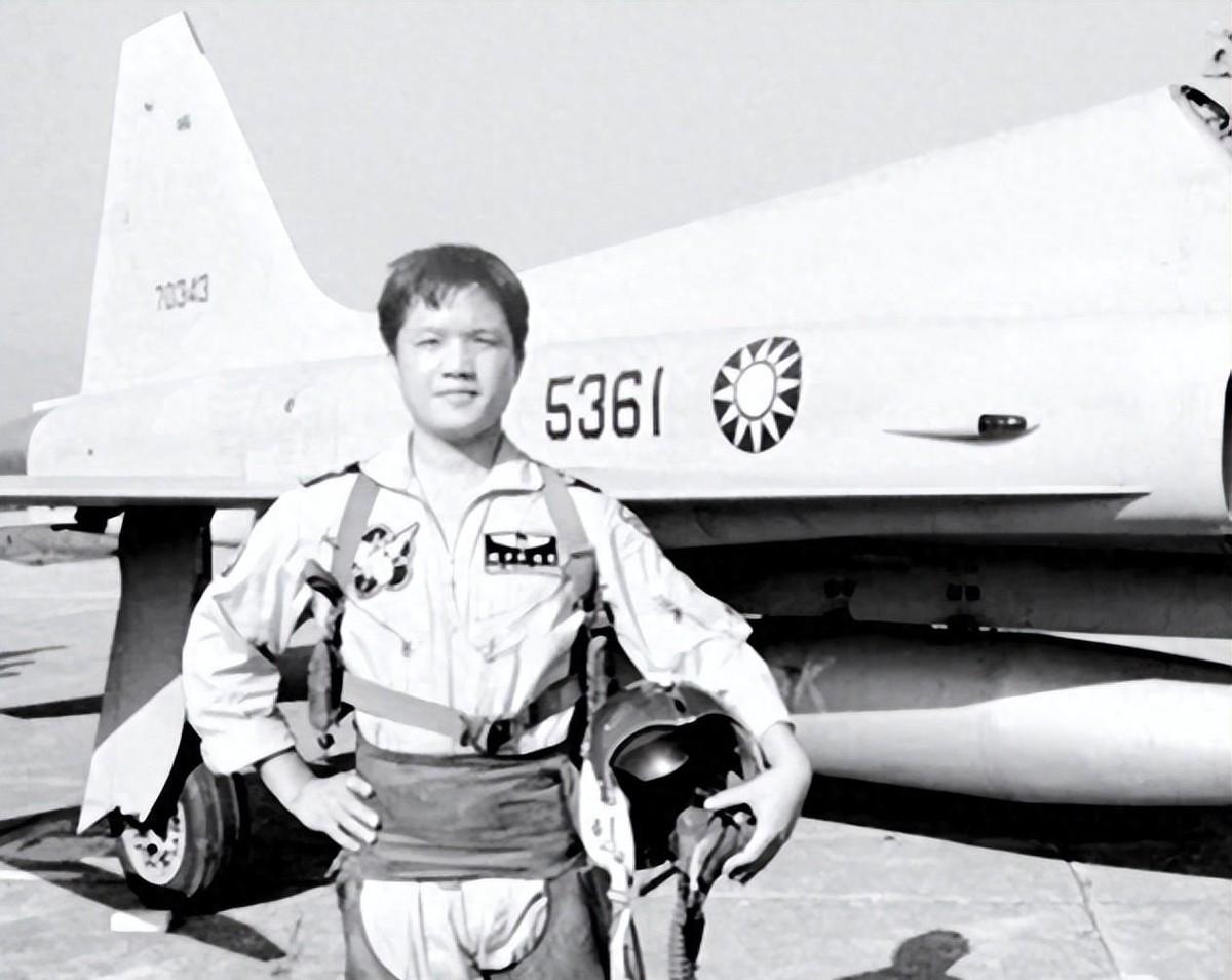 台湾空军少校黄植诚飞行归顺大陆，中央发放六十五万奖金，后来晋升为空军少将！
19