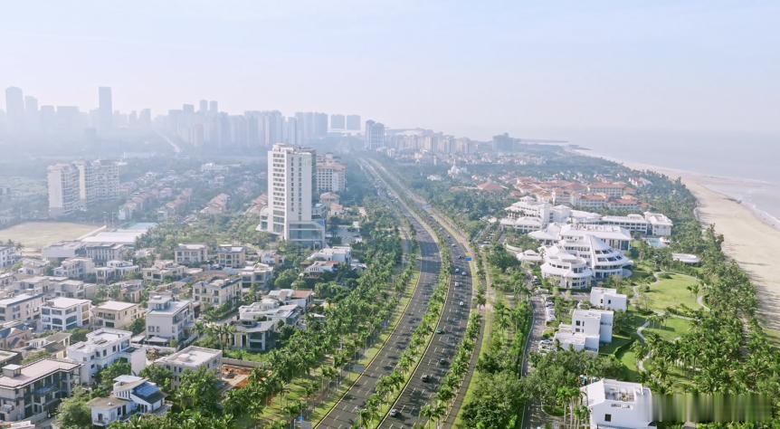 创新科技已深深融入这座岛屿的脉搏。跟随探访者的脚步，感受云网如何绘就海南数字新图