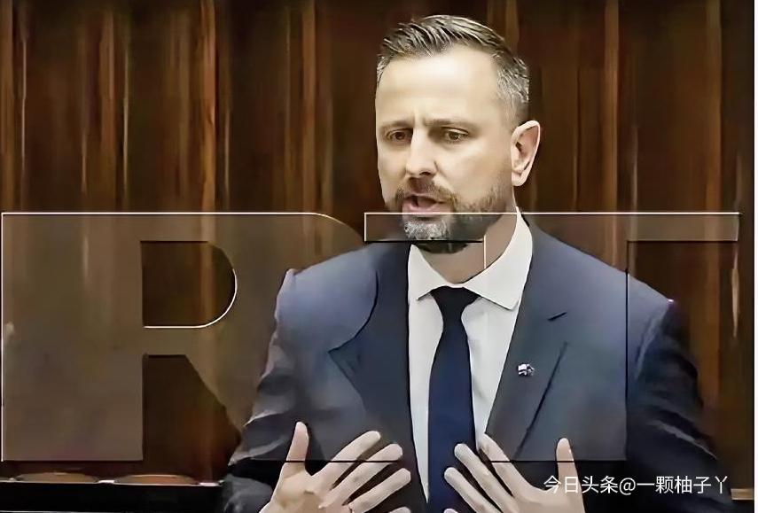 波兰国防部长科西尼亚克-卡梅什公开表态：坚决不把爱国者调去中东。消息一出，网友调