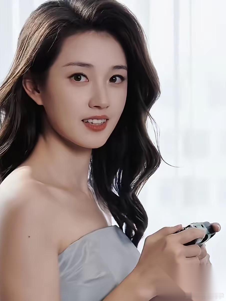 发现一个有意思的事， 就是郭宇欣，她现在才26岁， 年纪轻轻，但是她居然已经拥有