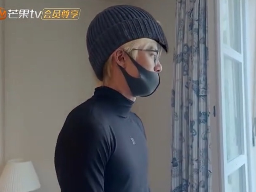 王鹤棣马赛克耳钉王鹤棣好一个皇帝的帽子和这个马赛克耳钉，节目组镜子里的王鹤棣也是