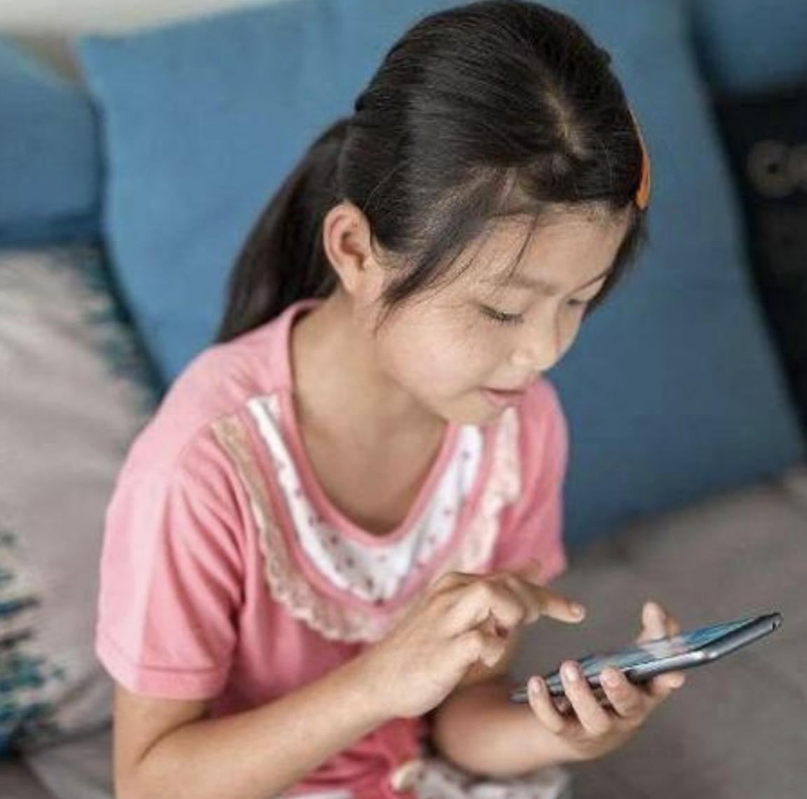 不知大家发现没有，
初中生以下的学龄青少年，
特别喜欢随爷爷奶奶、姥爷姥姥走亲访