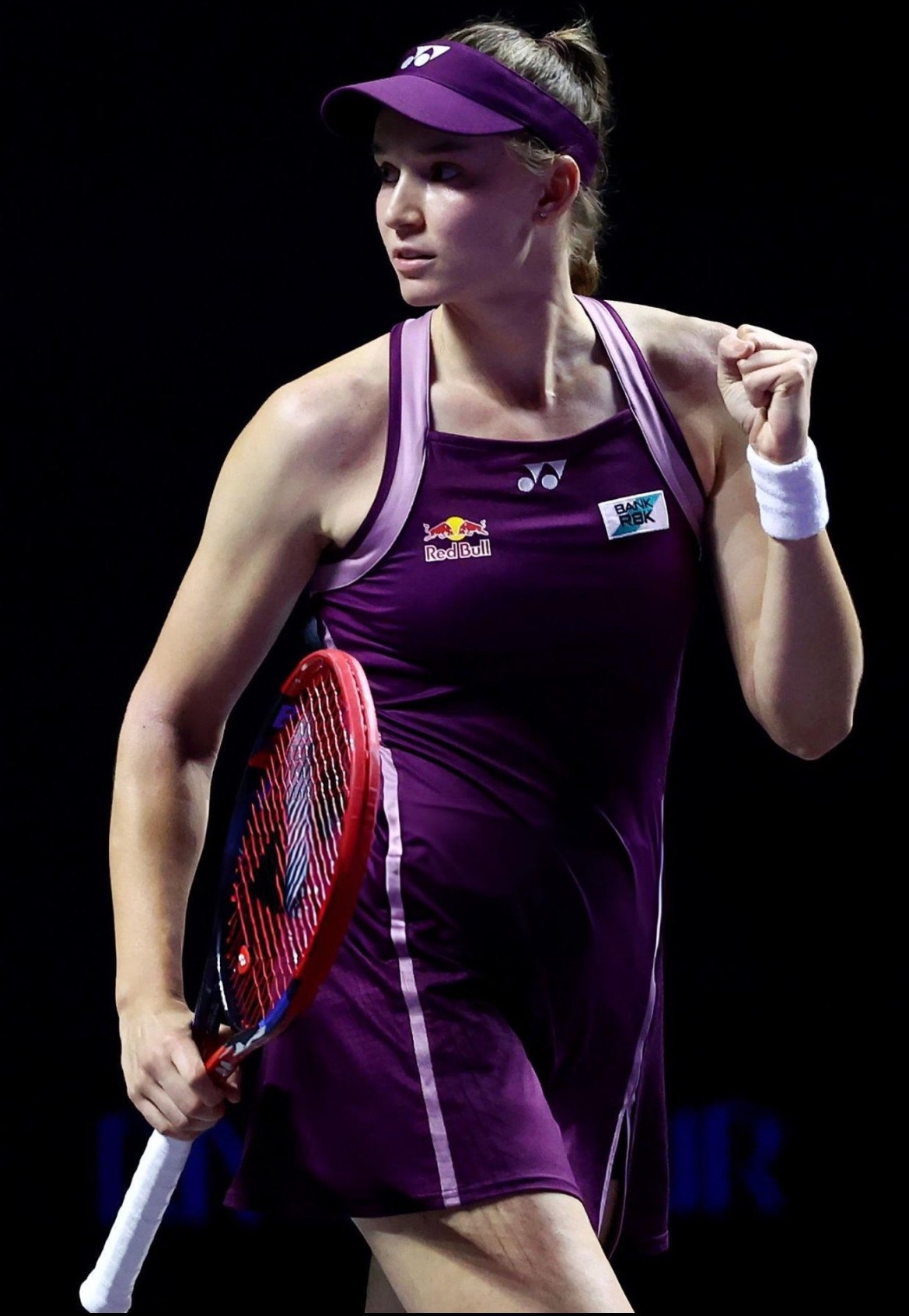 网球talking大会莱巴金娜总决赛三连胜莱巴金娜6-4 6-4击败替补出战的亚