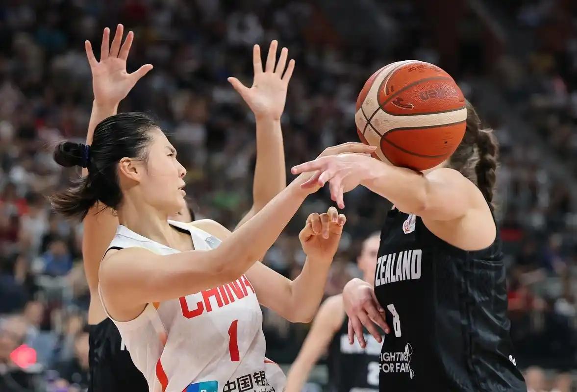 中国女篮在世界杯小组赛打完了，FIBA官方最新实力榜上，中国队排在第七位，比上一