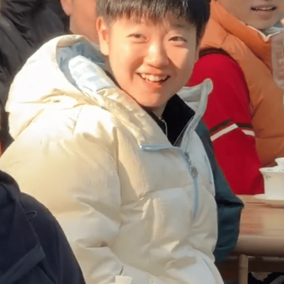 今日份新鲜滚热辣的白团阳光这么一照，这笑容让人看了暖心孙颖莎解锁了小丸子皮肤莎莎