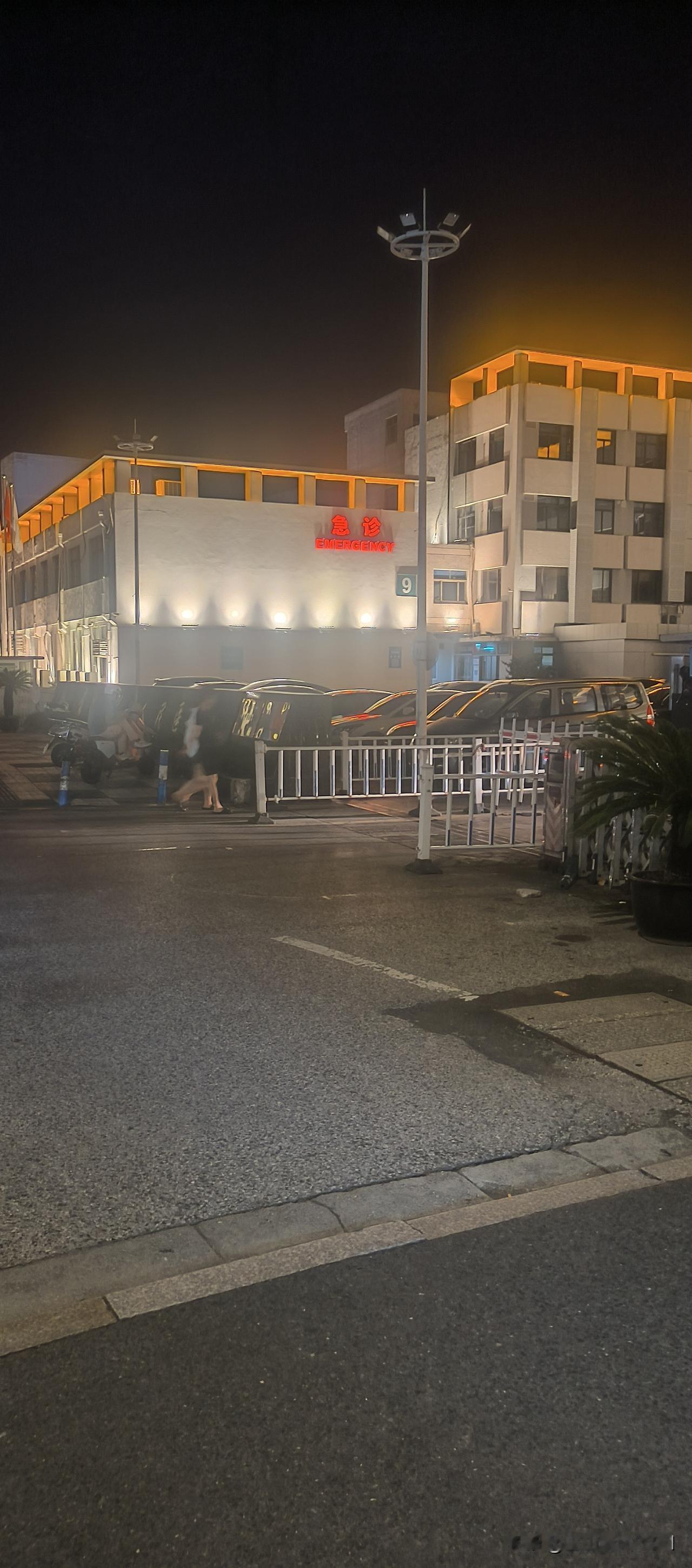 孙哥们不是"不能"回内地，是"不敢"。回来大概率被边检拦下来喝茶，旧账一翻，走都